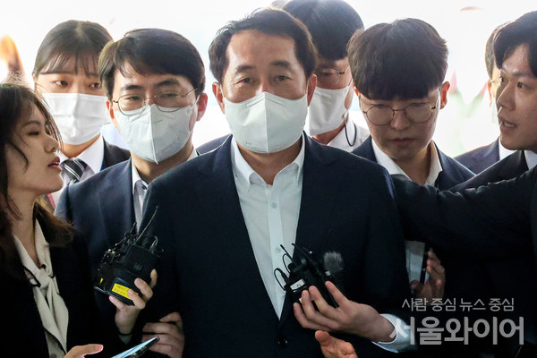 더불어민주당 '2021년 전당대회 돈봉투 의혹' 피의자인 강래구 한국수자원공사 상임감사위원이 영장실질심사(구속 전 피의장 심문)에 출석하고 있다.