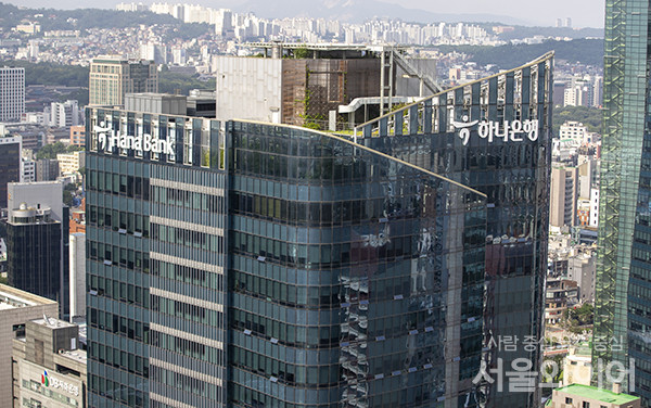 하나은행이 사모펀드 판매 등 관련 불건전 영업 행위로 금융당국으로부터 과태료 179억원을 부과 받았다. 사진=서울와이어 DB