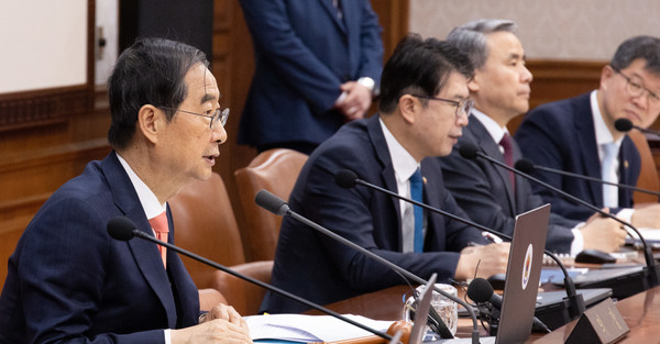 한덕수 국무총리(왼쪽 첫번째)가 24일 오전 정부세종청사에서 열린 국무회의를 주재하면서 윤석열 대통령 미국 국빈 방문 일정 등에 대해서 발언하고 있다. 사진=연합뉴스 