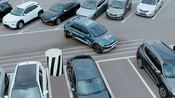 'e-코너 시스템' 장착 실증차량의 피봇턴 특수 모션 시연. 사진=현대모비스 제공