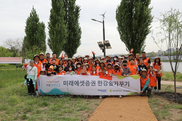 서울 이촌한강공원 미래에셋증권숲에서 미래에셋증권 최현만 회장(오른쪽 끝)과 임직원 및 가족이 기념촬영을 하고 있다. (사진=미래에셋증권)