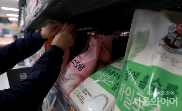 서울시내 대형마트 관계자가 상품을 진열하고있다. 사진=서울와이어 DB