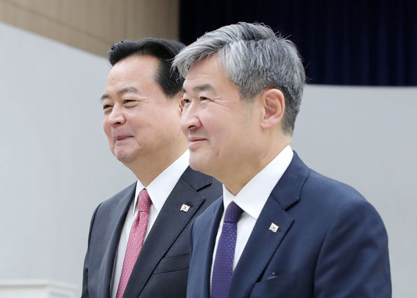 조태용 국가안보실장(오른쪽)이 수단 내에서 벌어지는 무역충돌 관련 현지에서 교민 대피 작전을 진두지휘한 뒤 대통령 국빈 방미 일정에 합류할 예정이다. 사진=연합뉴스