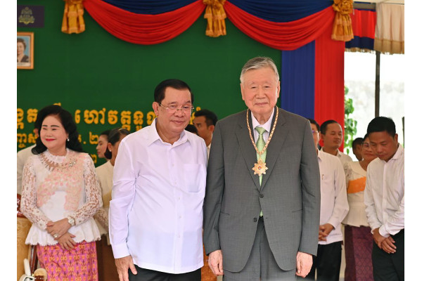 (왼쪽부터) 훈센 캄보디아 총리, 부영그룹 창업주 이중근 회장이 기념촬영을 하고 있다. 사진=부영그룹 제공