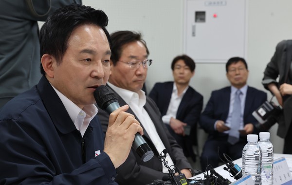 원희룡 국토교통부 장관(왼쪽 첫번째)이 24일 인천 부평구 소재 전세사기 피해 지원센터를 방문해 지원책 관련 '선 보상 후 구상권 청구'에 대해서 재차 부정적 입장을 밝혔다. 사진=연합뉴스