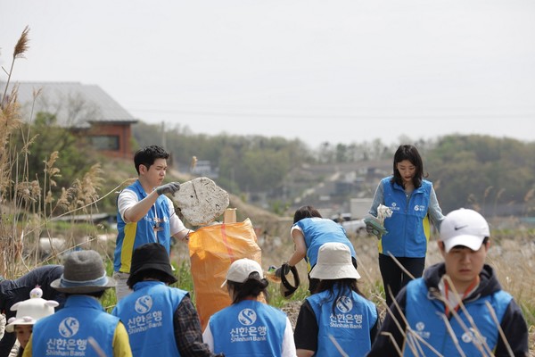 신한은행은 22일 인천광역시 강화군 일대에서 ‘볼런투어(Volun-Tour)’를 실시했다. (사진=신한은행)