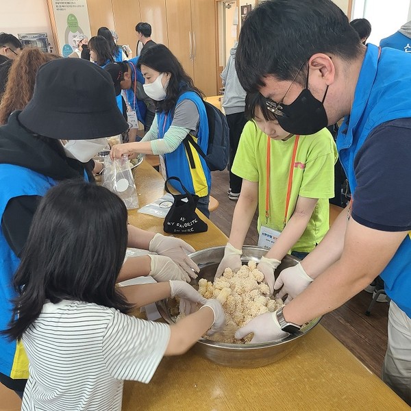 신한은행은 22일 인천광역시 강화군 일대에서 ‘볼런투어(Volun-Tour)’를 실시했다. (사진=신한은행)