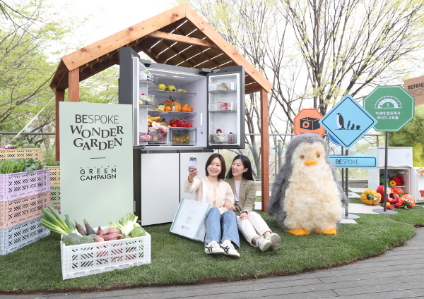 '2023 얼루어 그린 캠페인'에 마련된 삼성전자 전시관 '이상한 포토존'에서 방문객들이 비스포크 냉장고와 펭귄 그로브몬스터, 김은하 작가의 업사이클링 작품과 함께 인증샷을 남기고 있다. 사진=삼성전자 제공