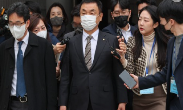 권오수 도이치모터스 전 회장이 올해 2월 서울 서초구 서울중앙지방법원에서 열린 1심 선고 공판에 참석한 뒤 법정을 나서고 있다. 사진=연합뉴스