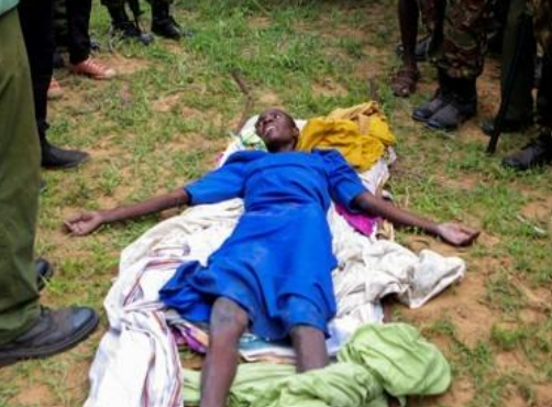 지난 23일(현지시간) 케냐 동남부 해안 도시 말린디에 있는 사이비 종교단체 '기쁜소식 국제교회' 소속의 한 신도가 인근 숲에서 아사 직전의 모습으로 경찰에 구조됐다. 사진=연합뉴스