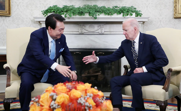 미국을 국빈 방문한 윤석열 대통령과 조 바이든 미국 대통령이 26일(현지시간) 워싱턴DC 백악관 오벌 오피스에서 한미 정상 회담을 하고 있다. 사진=연합뉴스 제공