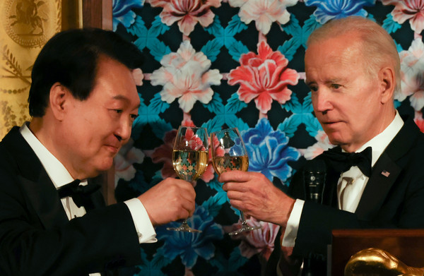 미국을 국빈 방문한 윤석열 대통령과 조 바이든 미국 대통령이 26일(현지시간) 워싱턴DC 백악관에서 열린 국빈만찬에서 건배하고 있다. (사진 연합뉴스 제공)