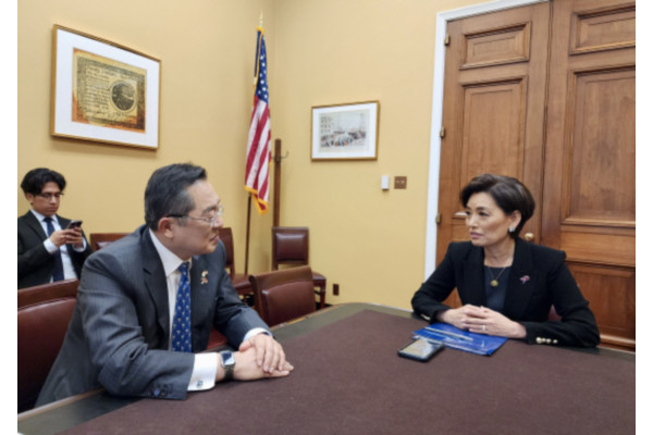 (왼쪽부터) 구자열 한국 무역협회장이 영 김 캘리포니아주 하원의원과 만ㄴ나 한미 통상협력 강화 방안을 논의하고 있다. 사진=한국무역협회 제공