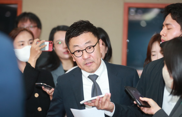 황현순 키움증권 대표이사  한국금융투자협회에서 금융감독원, 국내 증권사 최고경영자(CEO) 현안 간담회에서 취재진들로부터 질의를 받고 있다. 