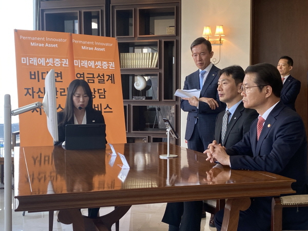 이정식 고용노동부 장관, 이복현 금융감독원장, 최현만 미래에셋증권 회장이 퇴직연금상품 가입 시연을 듣고있다. (사진=미래에셋증권 제공)