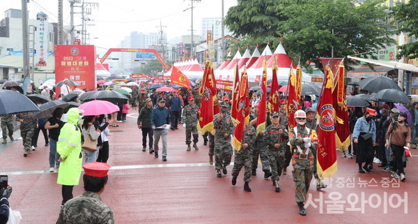                                          해병대축제를 축하하는 페레이드.