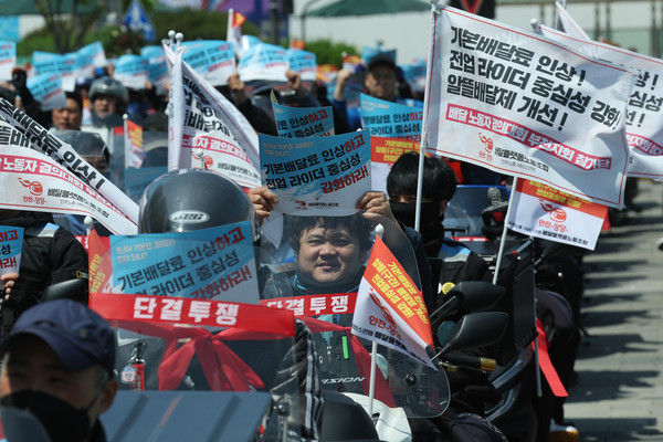 민주노총 서비스연맹 배달플랫폼노조 조합원들이 지난 1일 오후 서울 송파구 배달의민족 본사 인근에서 열린 5·1 배민 노동자 대회에서 기본배달료 인상, 알뜰배달 개선, 지방차별 철폐 등을 촉구하고 있다. 사진=연합뉴스