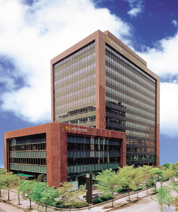 KB국민은행이 서울 여의도 소재 이룸센터에서 신입 장애대학생 130명에게 노트북을 전달했다. (사진=KB국민은행)