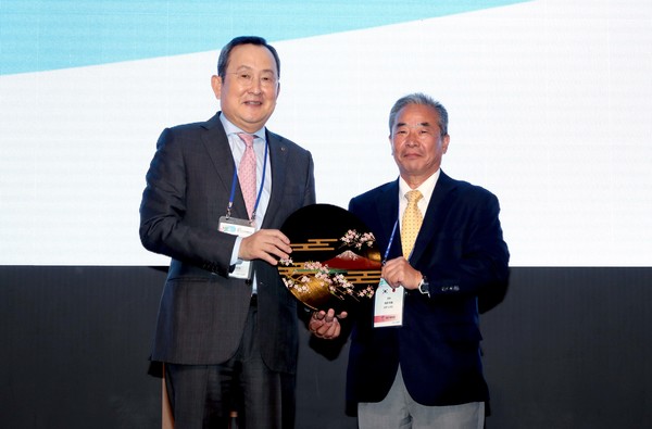 (왼쪽부터) 제27회 한일생활체육교류 행사에서 유병진 대한체육회 부회장과 남부 노리오 일본 선수단장이 기념사진을 찍는 모습. 사진=대한체육회 제공