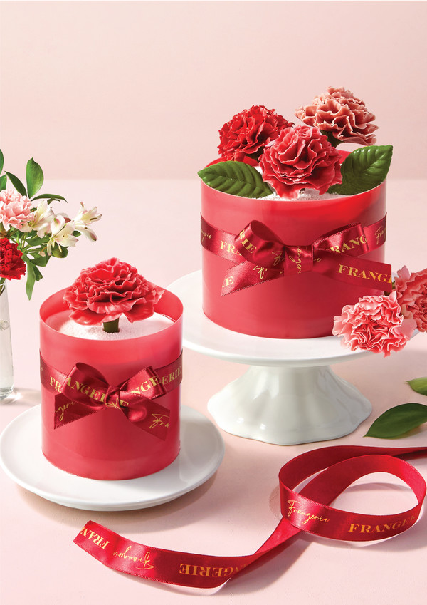 이랜드가 운영하는 프리미엄 베이커리 브랜드 ‘프랑제리’가 프랑스 명품 초콜릿인 발로나로 만든 카네이션 케이크를 내놨다. 사진=이랜드 제공