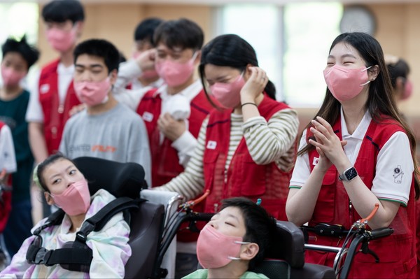 LG전자 임직원들이 어린이날을 앞둔 4일 서울 암사재활원을 찾아 시설에 거주하는 장애 아동·청소년들을과 함께 '오늘은 어린이날' 행사에 참여하고 있다. 사진=LG전자 제공 