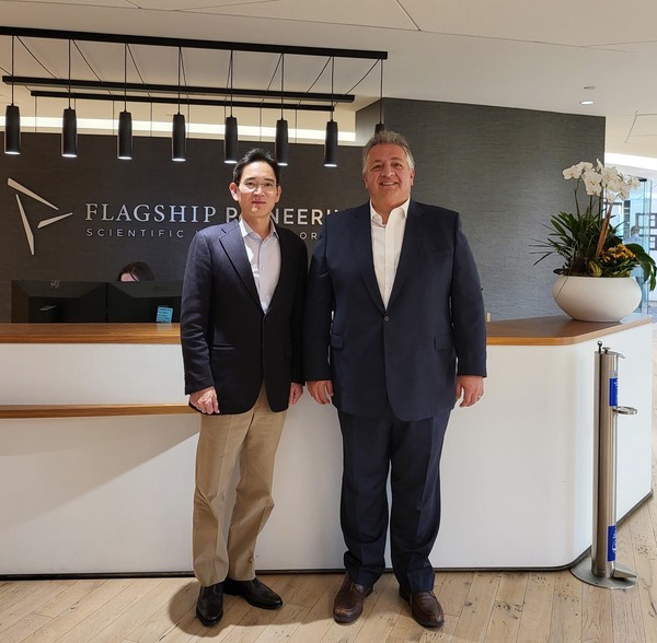 이재용 삼성전자 회장(왼쪽)이 2021년 11월 미국 플래그십 파이어니어링 본사를 찾아 누바 아페얀 모더나 공동 설립자 겸 이사회 의장과 만난 모습. 사진=삼성전자 제공