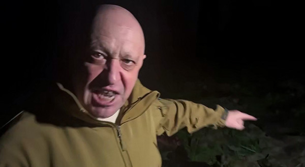 바흐무트에서 와그너그룹 용병들의 철수를 공언했던 예브게니 프리고진이 돌연 입장을 바꿔 러시아 정부의 무기와 탄약 지원 약속으로 전투를 계속할 수 있게 됐다고 밝혔다 (사진, AFP=연합뉴스)