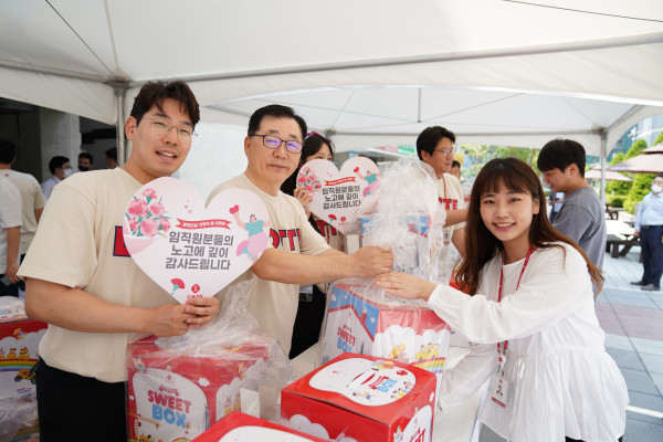 박현철 롯데건설 대표이사 부회장(왼쪽에서 두번째)이 5월 가정의 달 맞이 행사에 참여하고 있다. 사진=롯데건설 제공