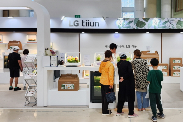 LG전자 사내독립기업 스프라우트컴퍼니 직원들이 방문객들에게 직접 제품을 설명하는 가이드로 나서 LG 틔운과 틔운 미니 만이 제공하는 차별화된 고객가치를 알리고 있다. 사진=LG전자 제공