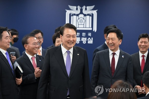 기자실 찾은 윤석열 대통령 (사진, 연합뉴스 제공)