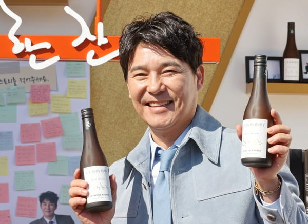 지난 2월26일 서울 송파구 롯데월드타워에 오픈한 세븐일레븐 ‘소주한잔‘ 팝업스토어에서 병을 들고 홍보하는 가수 임창정 모습. 사진=연합뉴스 제공