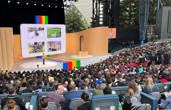 순다르 피차이 구글 최고경영자(CEO)가 10일(현지시간) 미국 캘리포니아주 마운틴뷰 쇼어라인 엠피씨어터에서 열린 '구글 연례 개발자 회의(I/O)'에서 키노트 연설을 하고 있다. 사진=연합뉴스