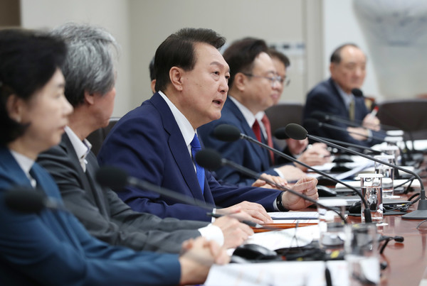 윤석열 대통령이 11일 서울 용산 대통령실 청사에서 열린 코로나19 중앙재난안전대책본부 회의에서 모두발언을 하고 있다 (사진, 연합뉴스 제공)