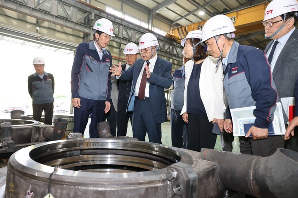 지난 10일 부산 사하구에 위치한 협력 중소기업 터보파워텍을 방문해 현장을 둘러보는 황주호 한국수력원자력 사장(앞줄 왼쪽 두번째)의 모습. 사진=한국수력원자력 제공