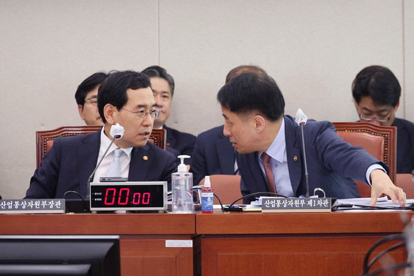 이창양 산업통상자원부 장관(왼쪽)과 장영진 1차관이 11일 오후 국회에서 열린 산업통상자원중소벤처기업위원회 전체회의에서 대화하고 있다. 사진=연합뉴스 제공