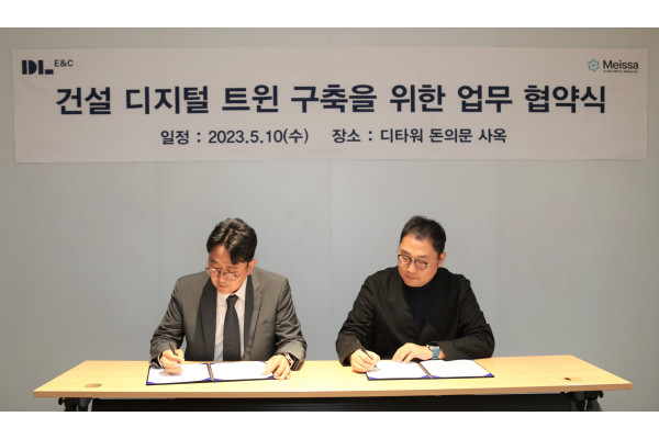 (왼쪽부터) 이상영 DL이앤씨 주택사업본부 기술담당임원과 김영훈 메이사 대표가 업무협약을 체결하고 있다. 사진=DL이앤씨 제공