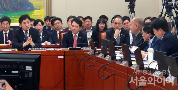 11일 김주현 금융위원장(좌측 두번째)이 국회 정무위원회 전체회의에 참석, 의원 질의에 답하고 있다.