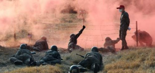 지난 1월4일 해군병 688기 훈련병이 경남 창원시 진해구 해군교육사령부에서 3주 차 각개전투 훈련을 하고 있다. 사진=연합뉴스
