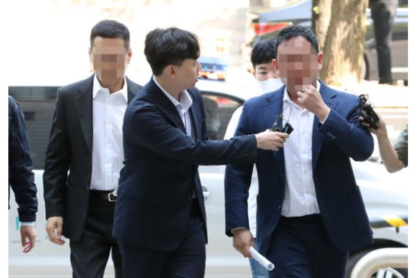 (왼쪽부터) 김영준 이화그룹 회장과 김성규 총괄 사장이 구속 전 피의자 심문(영장실질심사)에 출석하고 있다. 사진=연합뉴스 제공