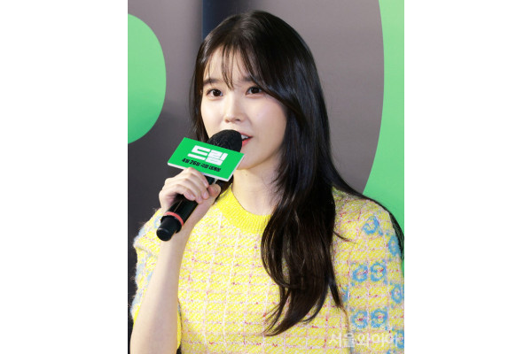 가수 겸 배우 아이유의 6곡이 한 일반인에 의해 저작권법 위반 혐의로 고발당했다. 사진=서울와이어 DB