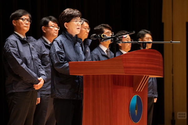 최연혜 한국가스공사 사장이 12일 전 임직원과 비상결의 대회를 열고 비상경영체제를 선포한 뒤 고강도 자국 계획 마련과 조직 혁신에 박차를 가하겠다고 강조했다. 사진=가스공사 제공