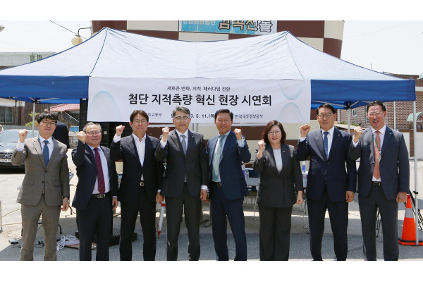 (왼쪽부터) 신서범 LX공사 지적사업실장, 이헌창 충북도청 토지정보과장, 박노학 음성 부군수, 김정렬 LX공사 사장, 유상철 국토부 공간정보제도과장, 오애리 LX공사 지적사업본부장, 이승택 LX충북지역본부장, 박호성 LX공사 지적혁신추진단장 기념촬영을 하고 있다. 사진=LX공사 제공