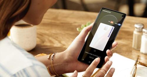 고객이 삼성페이를 사용하는 모습. 사진=삼성전자 제공