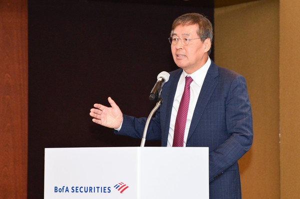 신학철 LG화학 부회장이 16일 그랜드 하얏트 호텔에서 열린 뱅크오브아메리카 컨퍼런스에서 기조 연설을 하고 있다. 사진=LG화학 제공