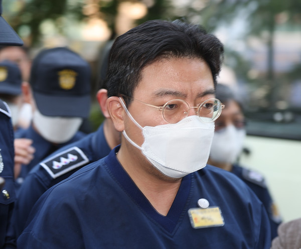 주가폭락 사태와 관련해 주가조작을 주도한 의혹을 받는 투자컨설팅업체 H사 라덕연 대표가 5월 11일 오전 서울남부지방법원에서 열린 구속 전 피의자 심문(영장심사)에 출석하고 있다 (사진, 연합뉴스 제공)