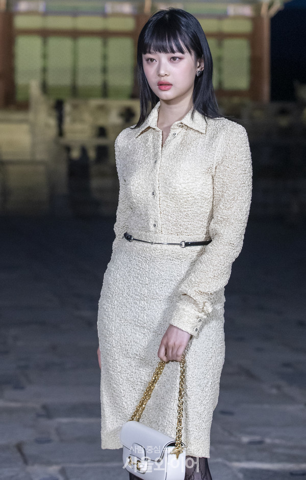 그룹 뉴진스의 하니가 행사에 참석, 포즈를 취하고 있다.