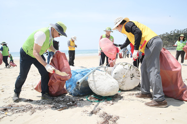 17일 충남 보령시 소재 원산도해변에서 환경 정화활동이 이뤄지는 모습. 사진=예금보험공사 제공