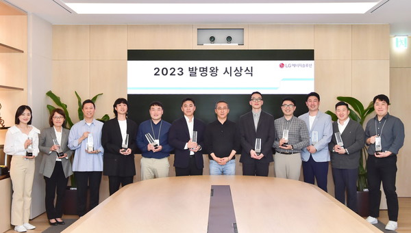 권영수 LG에너지솔루션 부회장(가운데) 5월 발명의 날을 맞아 열린 ‘2023 발명왕 시상식’에서 상을 받은 구성원들과 기념사진을 촬영하고 있다. 사진=LG에너지솔루션 제공