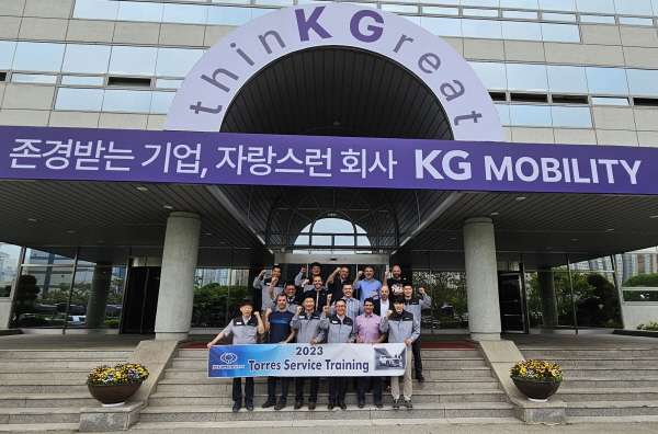 KG모빌리티 한국 본사에 초청받은 글로벌 매니저들이 서비스 트레이닝 프로그램에 참석한 뒤 기념촬영을 하고 있다. 사진=KG모빌리티 제공