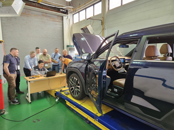 KG모빌리티의 정비사가 '토레스' 소프트웨어 진단 정비를 교육하고 있다. 사진=KG모빌리티 제공